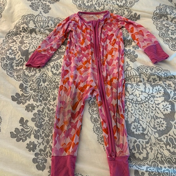 Little Sleepies’s watercolor heart zippy- 6-12 months - Picture 1 of 4